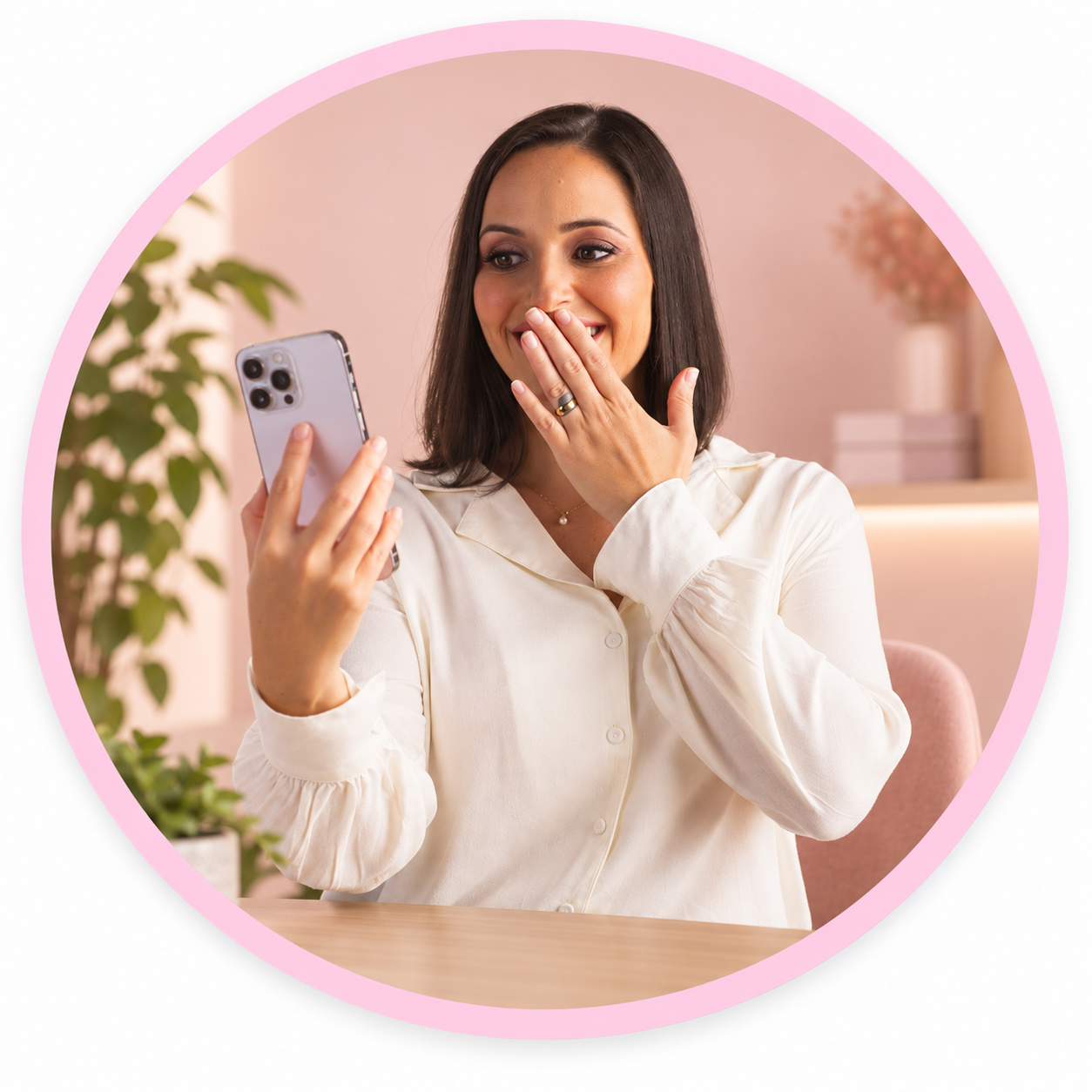 Curadora do Comprei e Indico sorrindo com o celular
